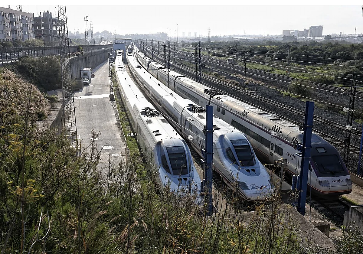 El 'rescate' de trenes de la base de Los Prados permite recuperar los Avant de Málaga a Sevilla