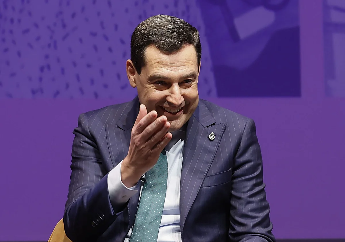 Juanma Moreno se ve solo en la meta: O él o el lío