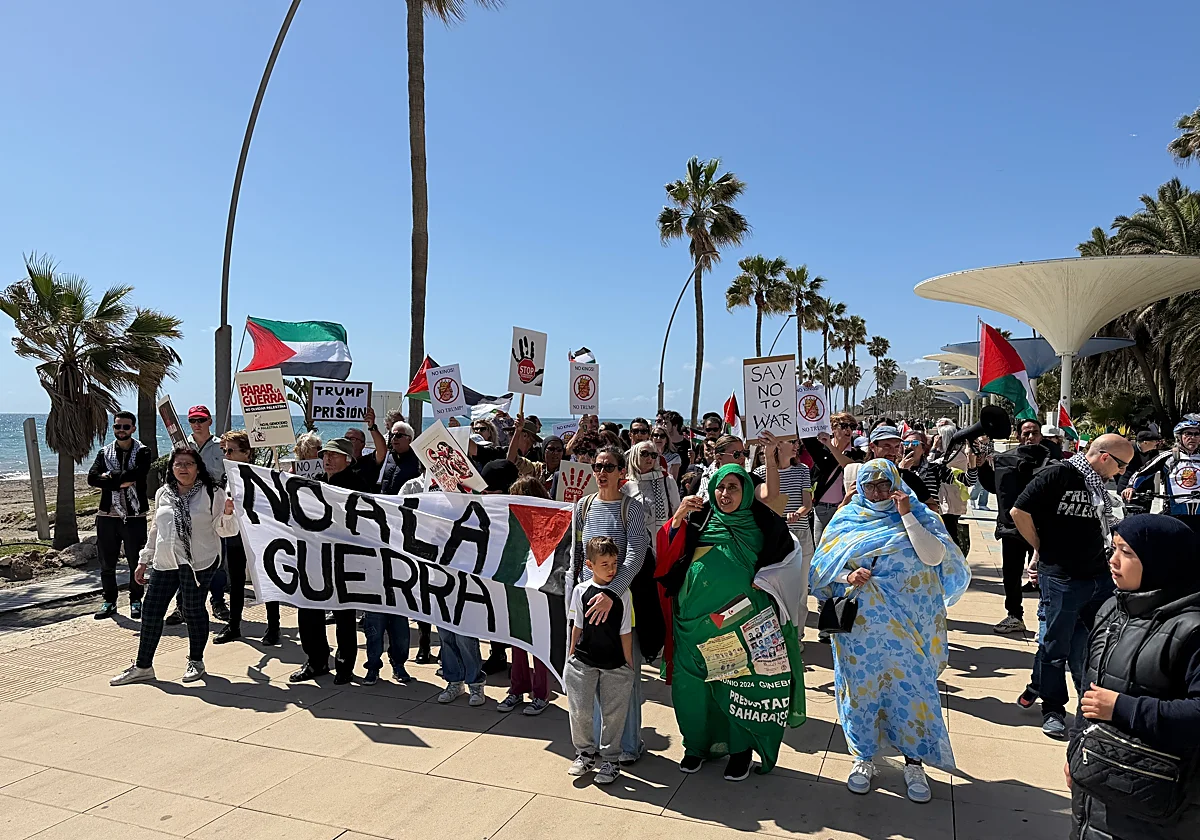 Colectivos sociales de Estepona marchan contra la guerra en Oriente Próximo