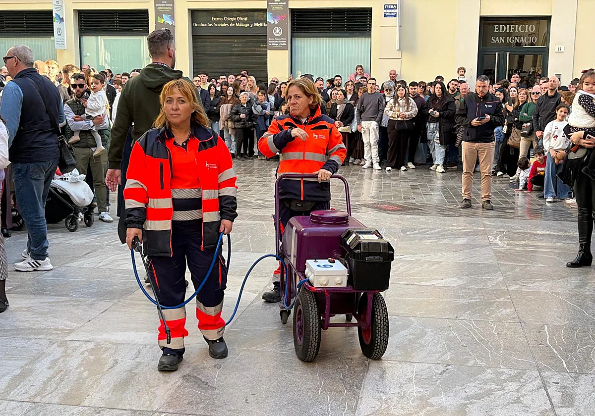 El líquido anticera vuelve a aparecer en la procesión del Cristo de la Clemencia en Málaga
