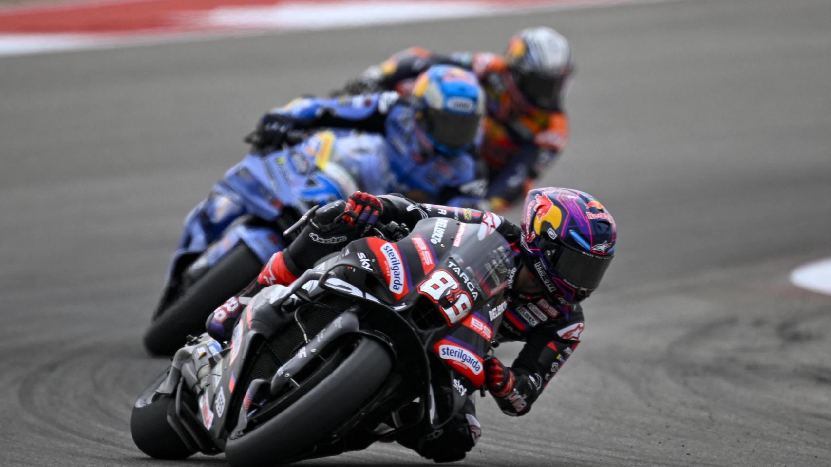 Jorge Martín le gana la batalla a Bagnaia en la última vuelta y dinamita el Mundial tras las caídas de Márquez y Bezzecchi