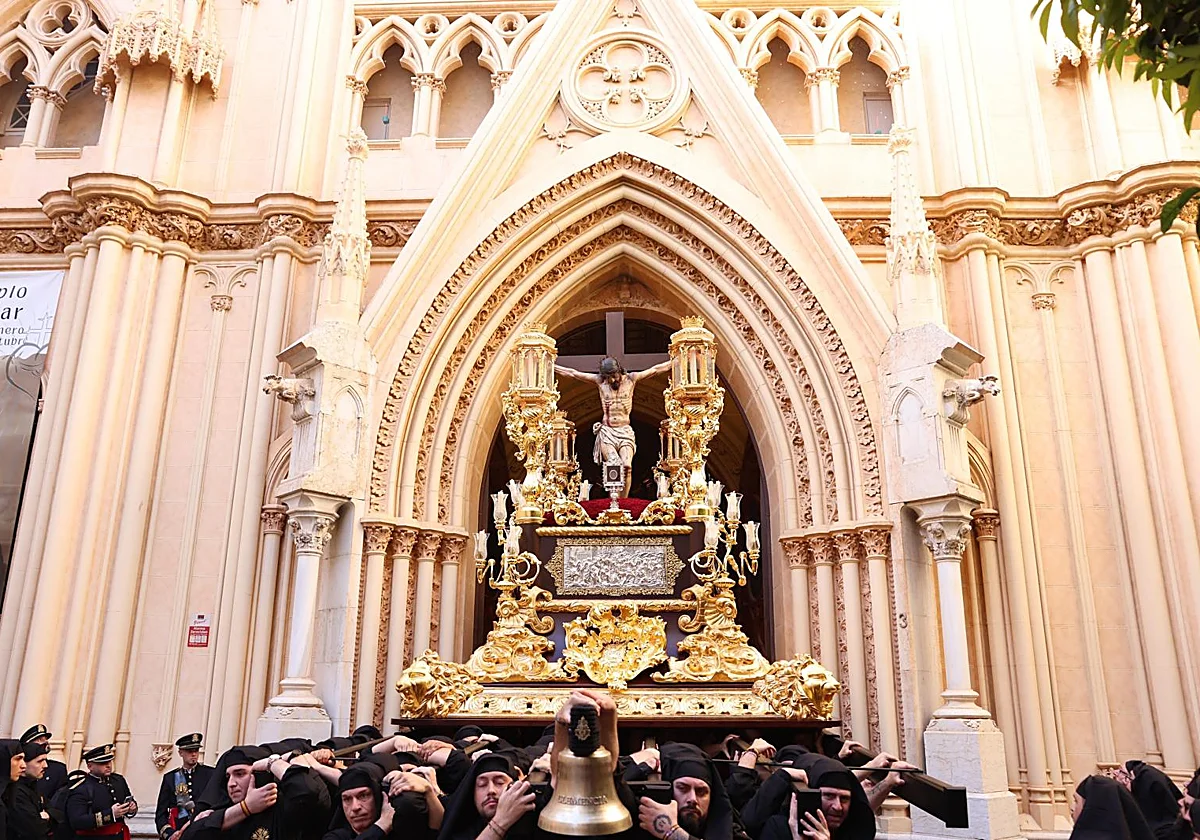 La salida procesional del Cristo de la Clemencia, un punto y aparte excelso en las vísperas de Málaga