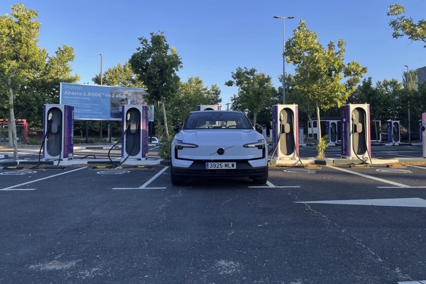 Pensábamos que faltaban infraestructuras para cargar el coche eléctrico, pero no: solo hay que repartir mejor el horario de carga