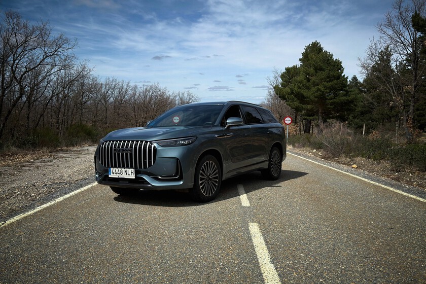 Nos hemos subido al Jaecoo 8 SHS para confirmar lo que imaginábamos: este híbrido enchufable de 428 CV es un cañón