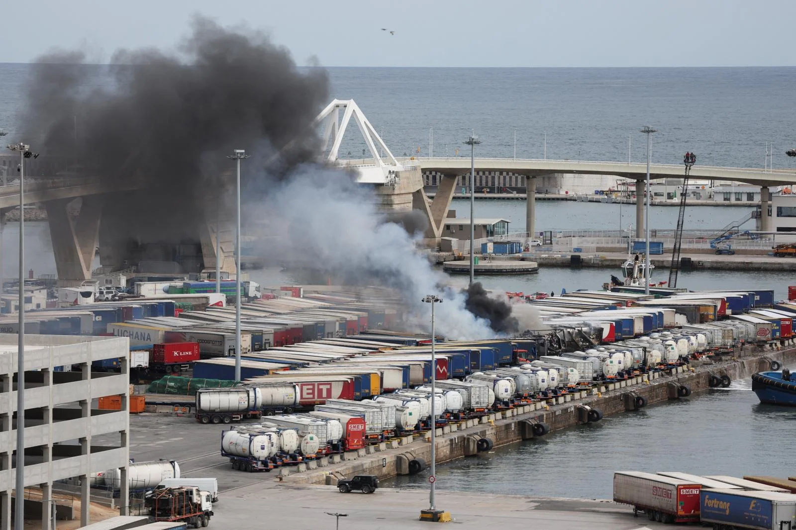 Un aparatoso incendio en el Puerto de Barcelona quema un vehículo y varios contenedores