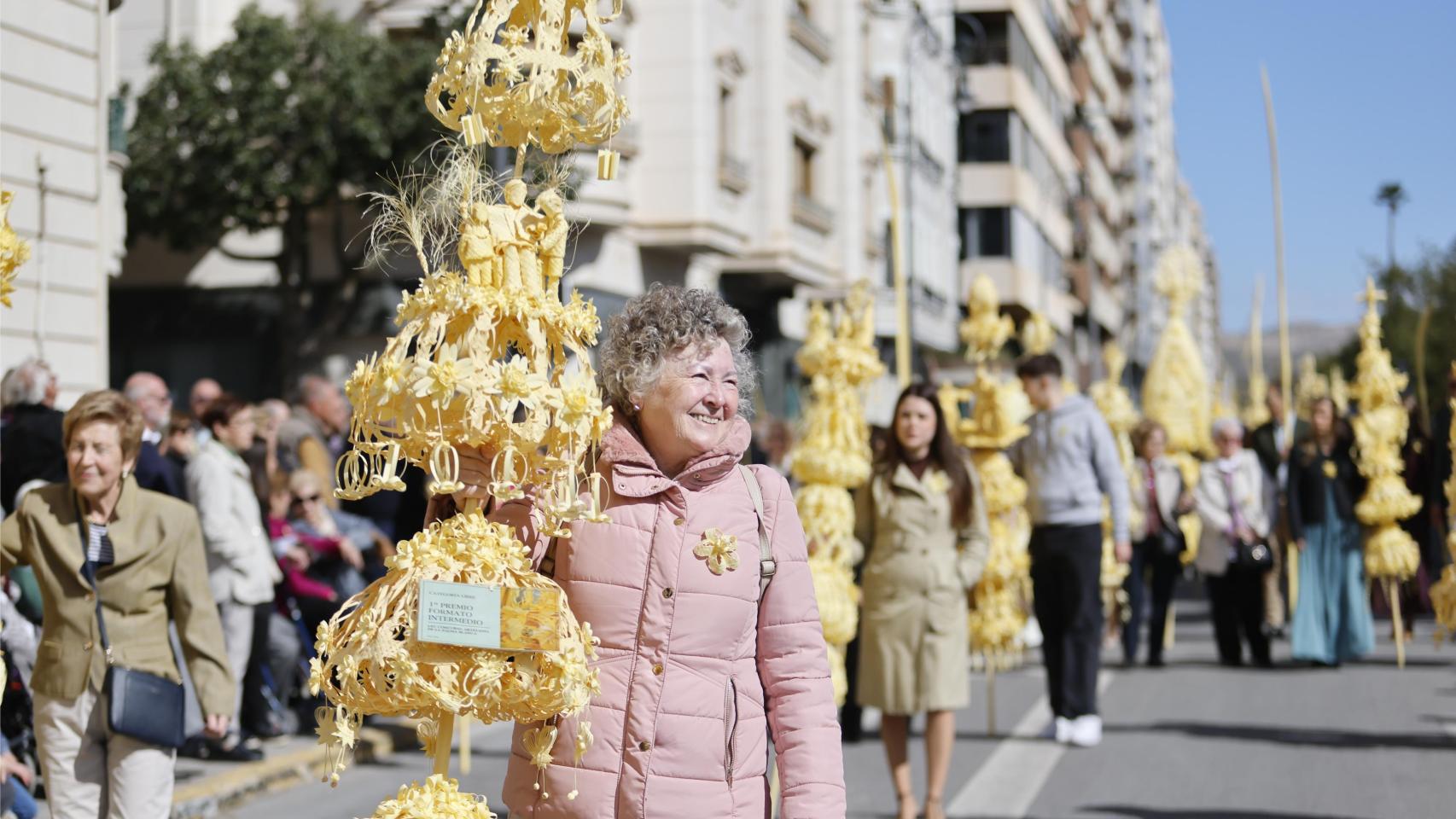 Elche celebra su tradicional Procesión de las Palmas en un multitudinario Domingo de Ramos