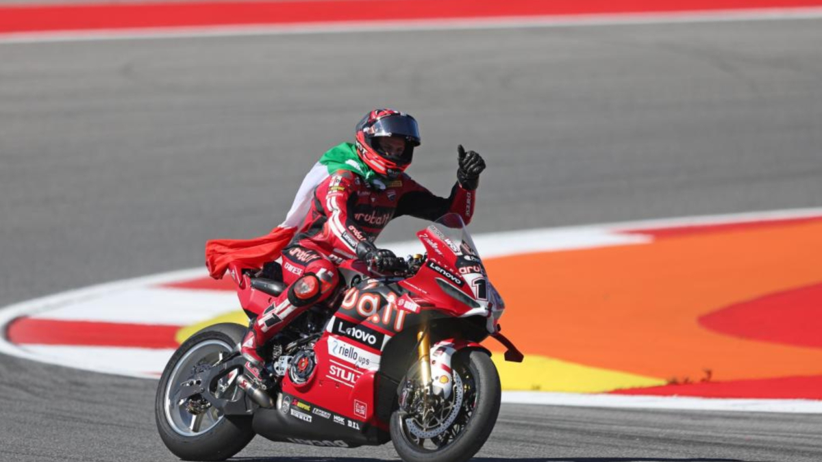 Bulega hace triplete en Portimao y sigue con su pleno