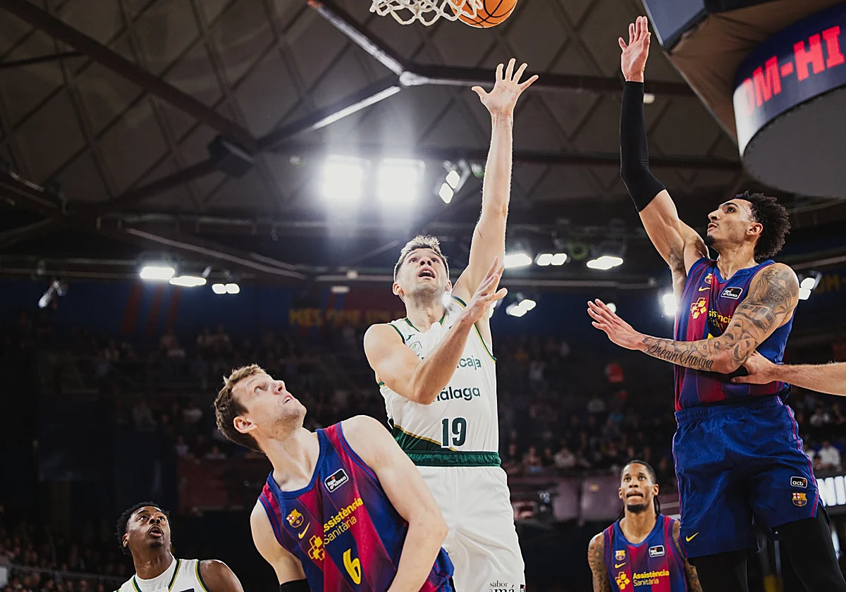 El esfuerzo del Unicaja se queda sin premio en Barcelona