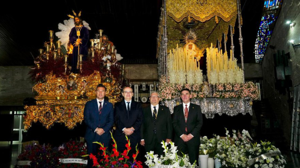 Tradicional ofrenda floral del Sevilla a la Hermandad de San Pablo