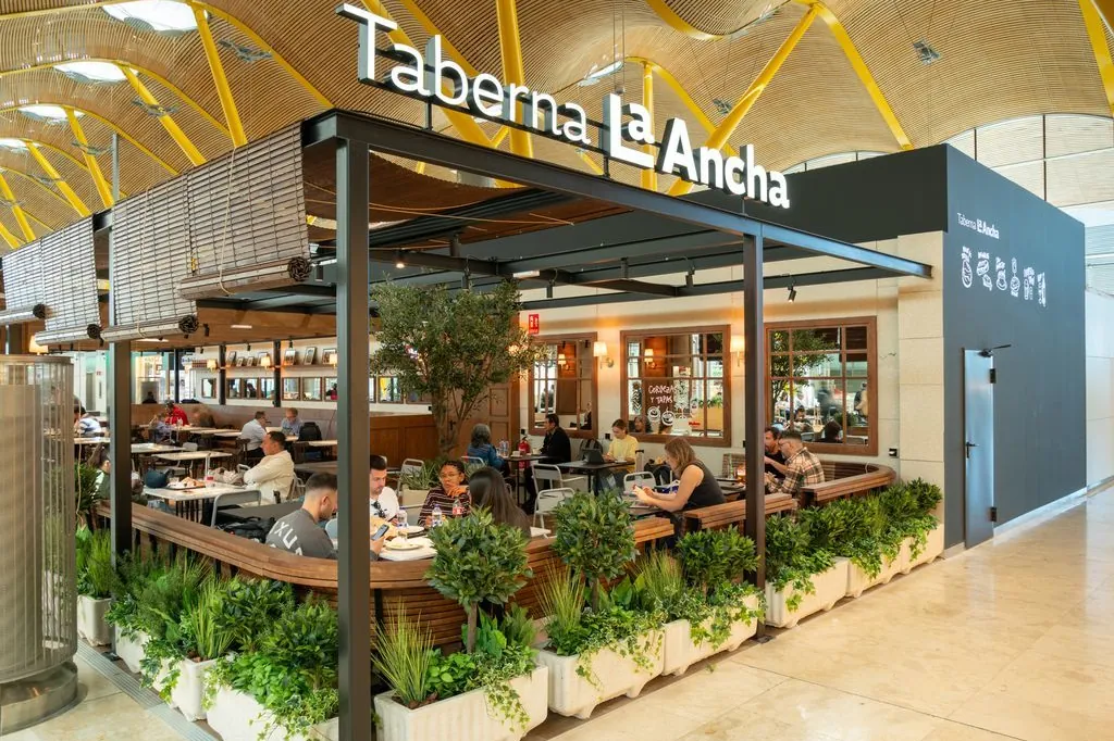 La Ancha aterriza en el aeropuerto