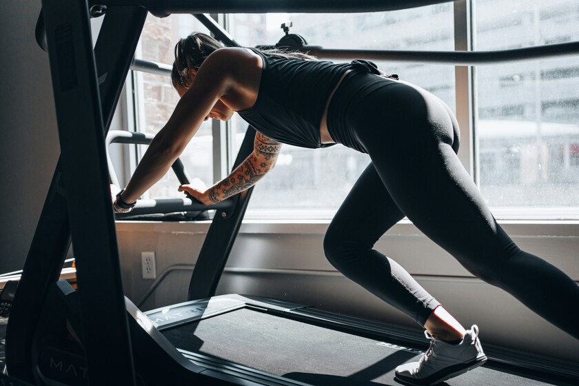 Toda la vida pensamos que para perder grasa hay que correr: la ciencia le da la victoria a caminar con inclinación