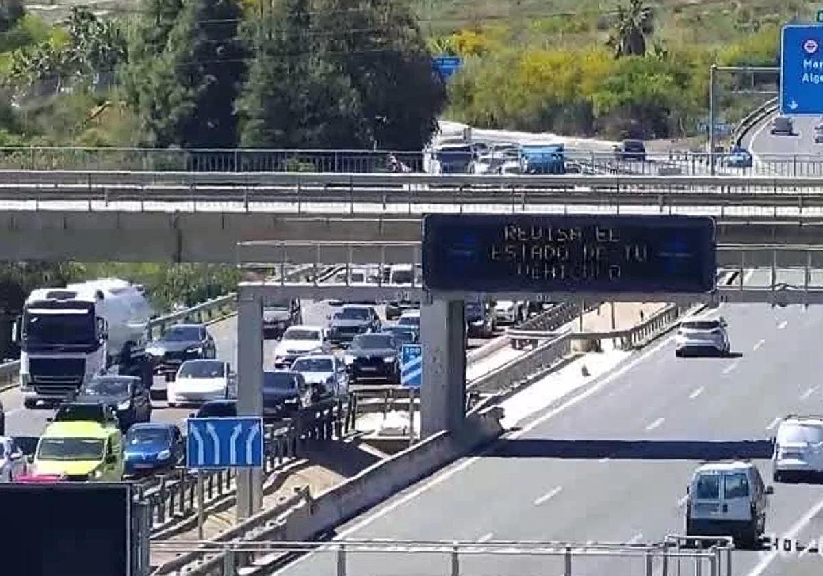 Un vehículo en llamas obliga a cortar un carril en la A-7 a la altura de Benalmádena y provoca kilómetros de retenciones