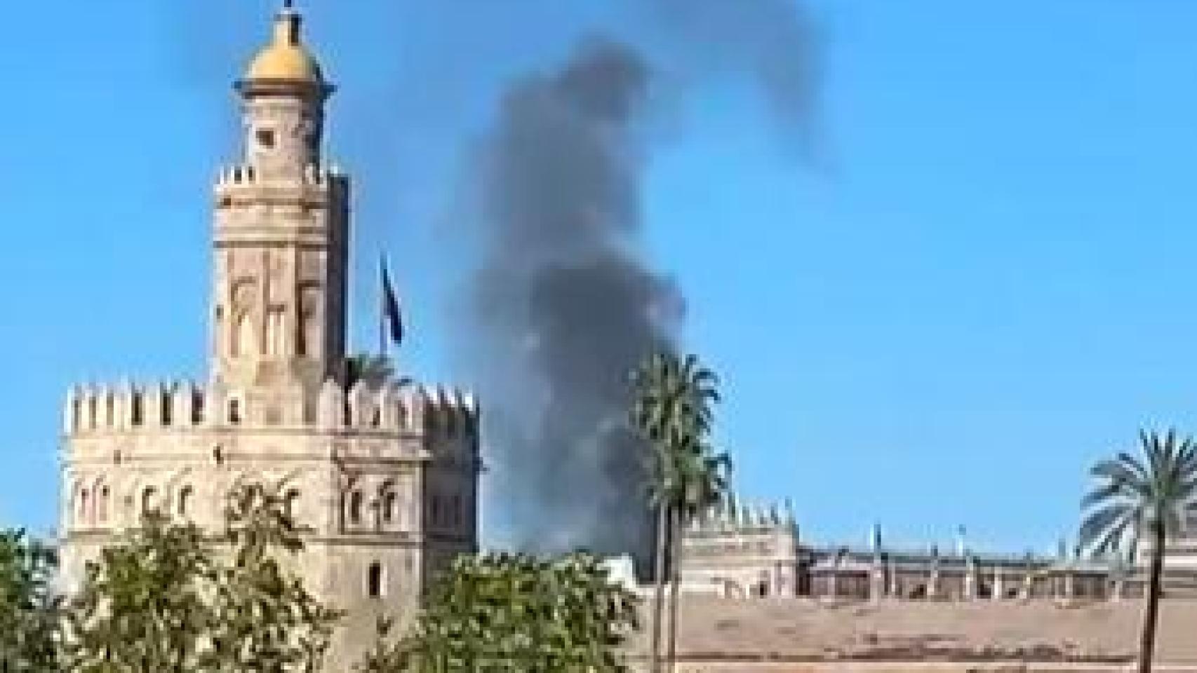 Nuevo incendio en el centro de Sevilla en plena Semana Santa: el fuego en una azotea provoca una extensa columna de humo