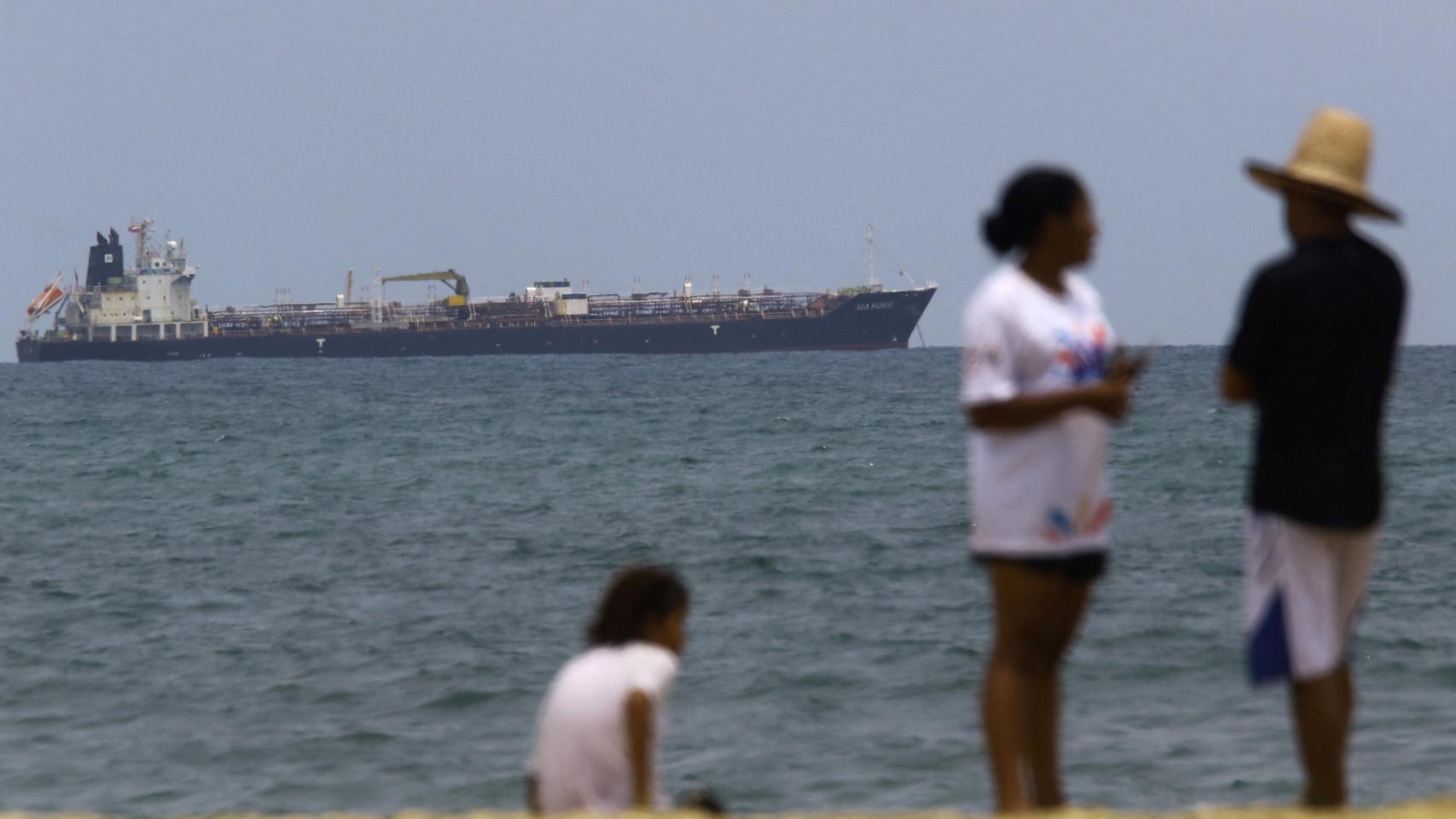 Trump regala al castrismo un mes más de vida al permitir que un petrolero ruso llegue a Cuba rompiendo el bloqueo