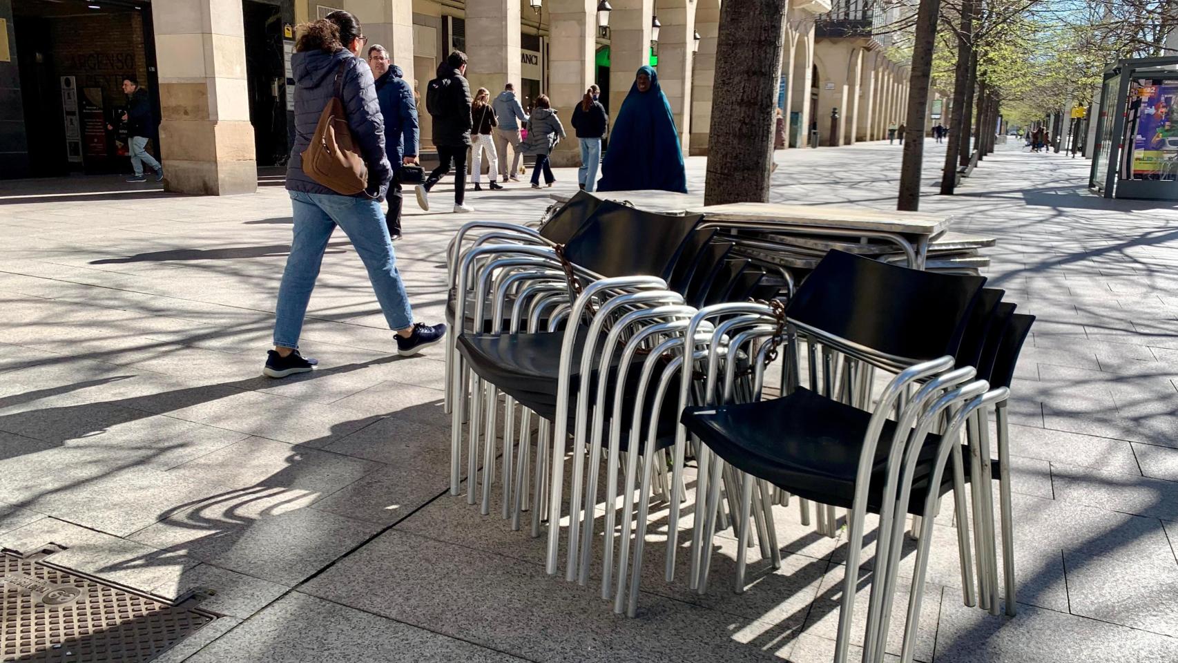 El viento se la juega a los bares y les obliga a renunciar a la terraza en plena Semana Santa: "Si no la sujetamos sale volando"