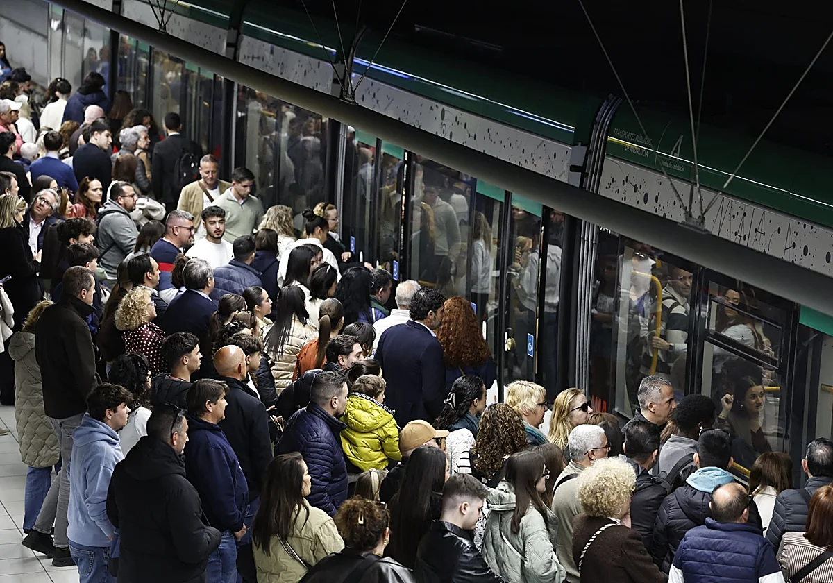 Long queues and overcrowding at Malaga metro as Easter Monday strikes disrupts travel