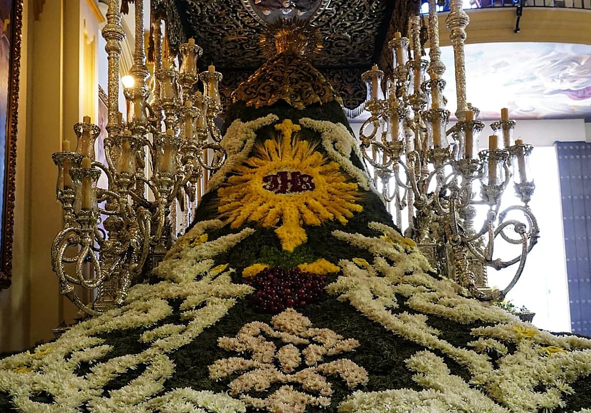Así es el manto de flores de la Virgen de las Penas, presidido por una custodia