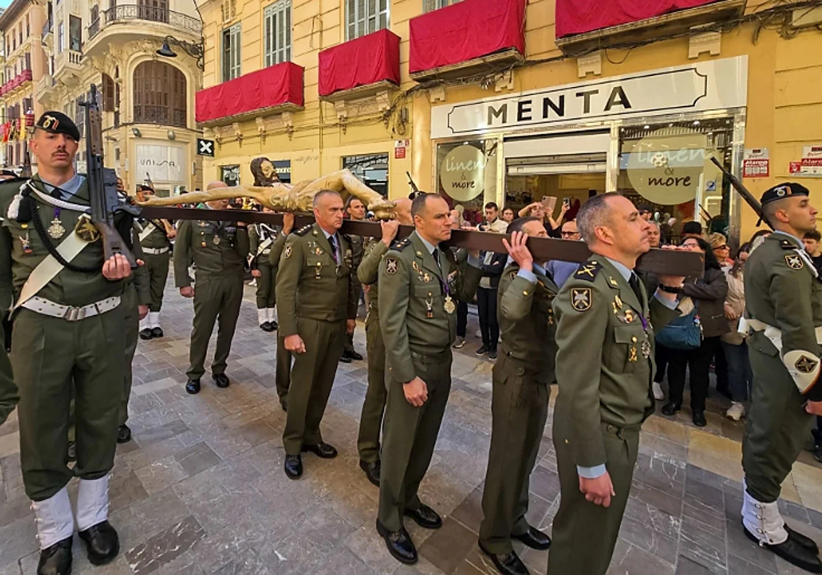 Traslado del Cristo de Ánimas de Ciegos y salto de los Paracaidistas este miércoles en Málaga: horarios y recorrido