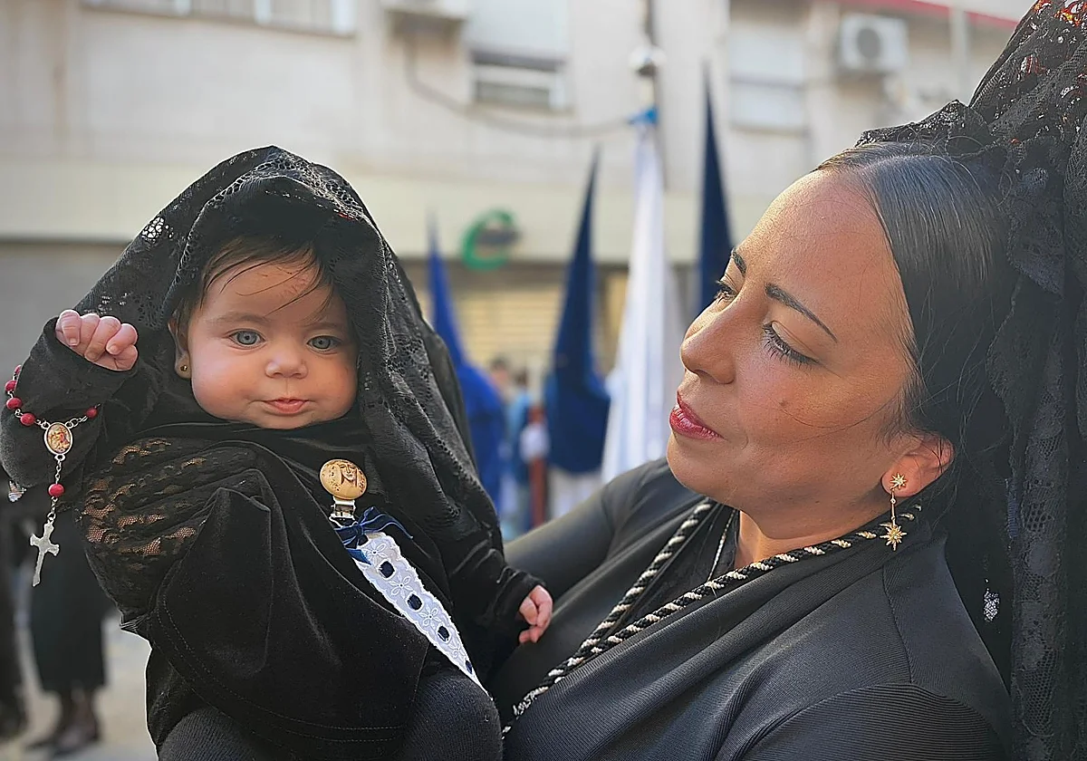 Una mantilla de sólo cuatro meses: Estrella acompaña a su Virgen