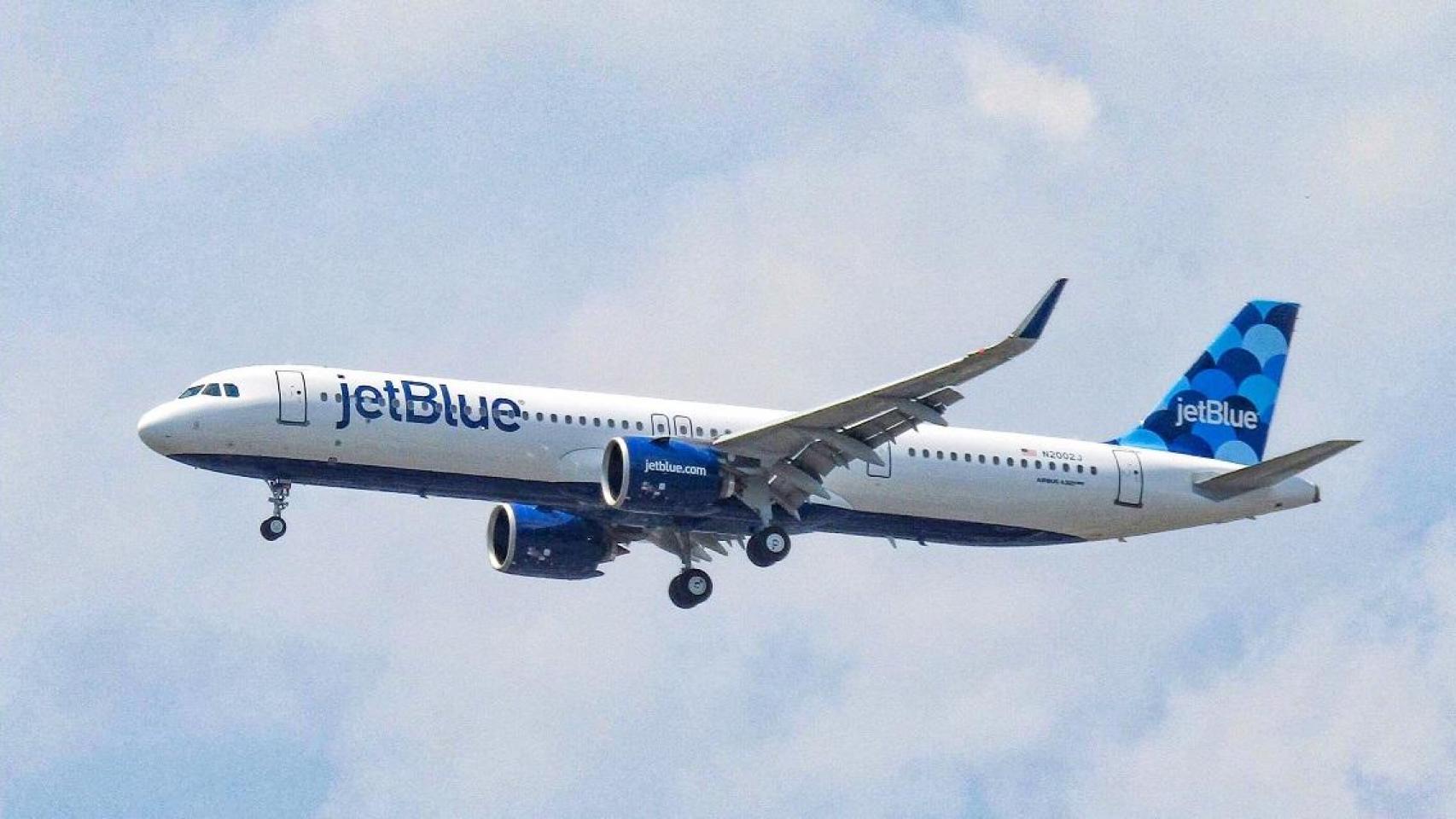 Un avión de JetBlue, a punto de chocar cerca de Venezuela con un avión militar de EEUU: "Casi tuvimos una colisión en el aire"