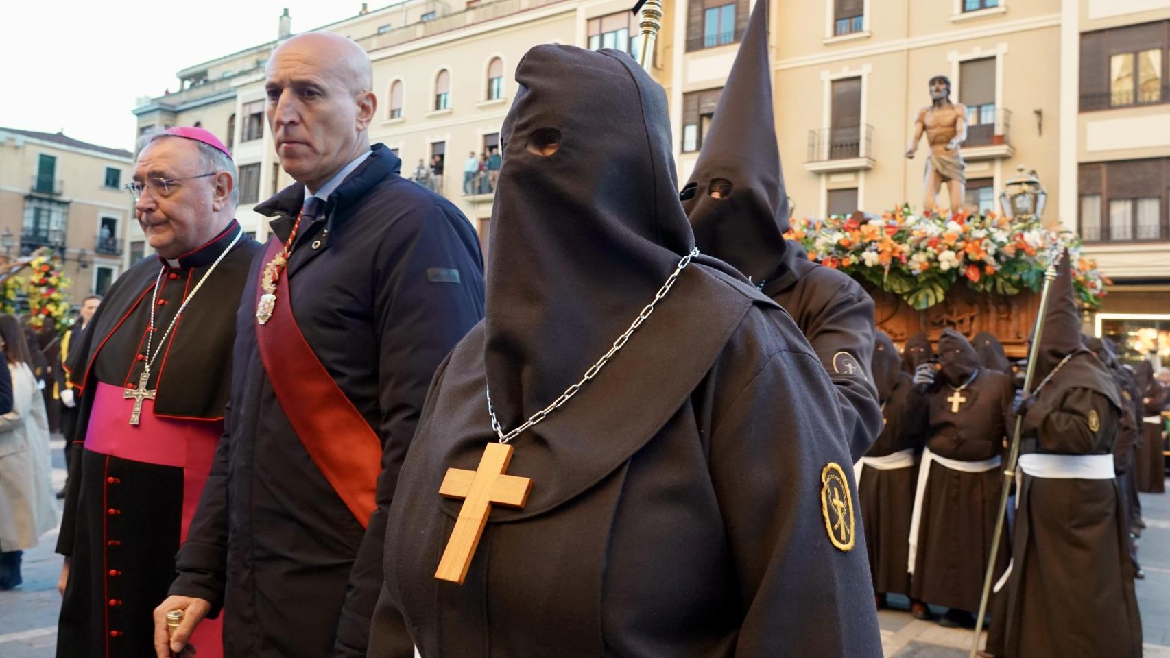 El Cristo del Perdón libera a una estafadora y concede la condicional a otro preso a los pies de la Catedral de León