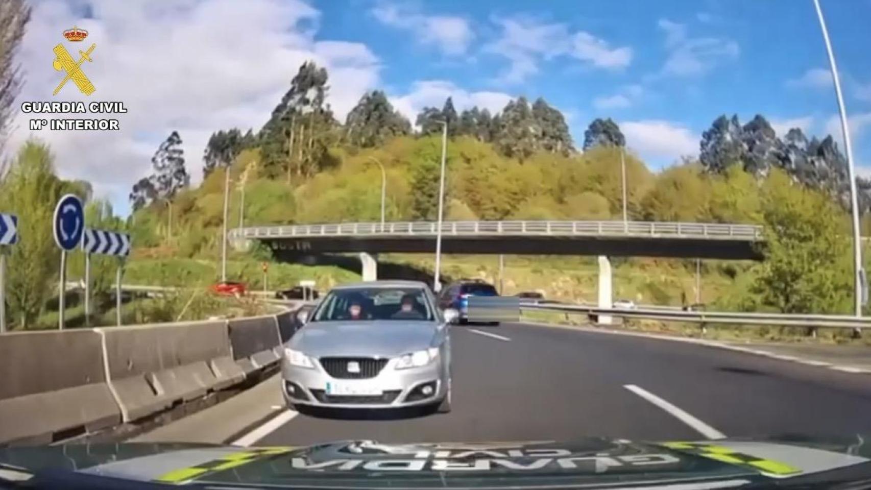 Interceptan un vehículo que circulaba en sentido contrario en la N-525 en Santiago