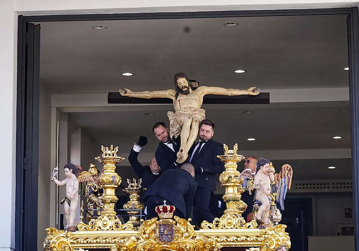 Los paracaidistas vuelven a tomar las calles de Malaga con el traslado del Cristo de Ánimas de Ciegos