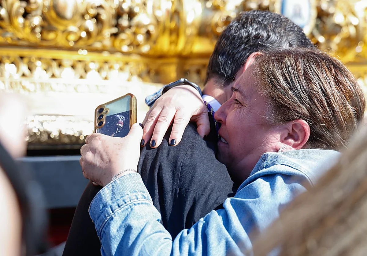 Una mujer interrumpe a Juanma Moreno en plena procesión: esta es la historia