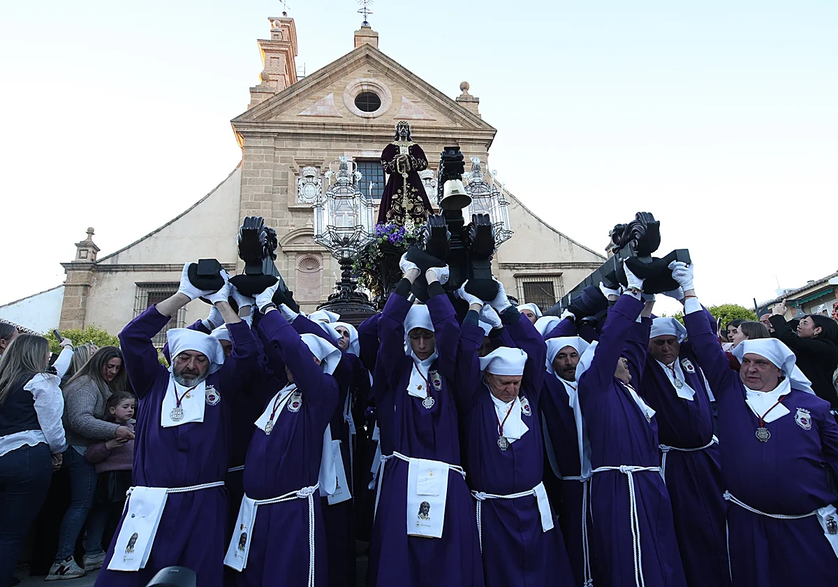 El barrio trinitario se vuelca con el Rescate en su procesión en Antequera