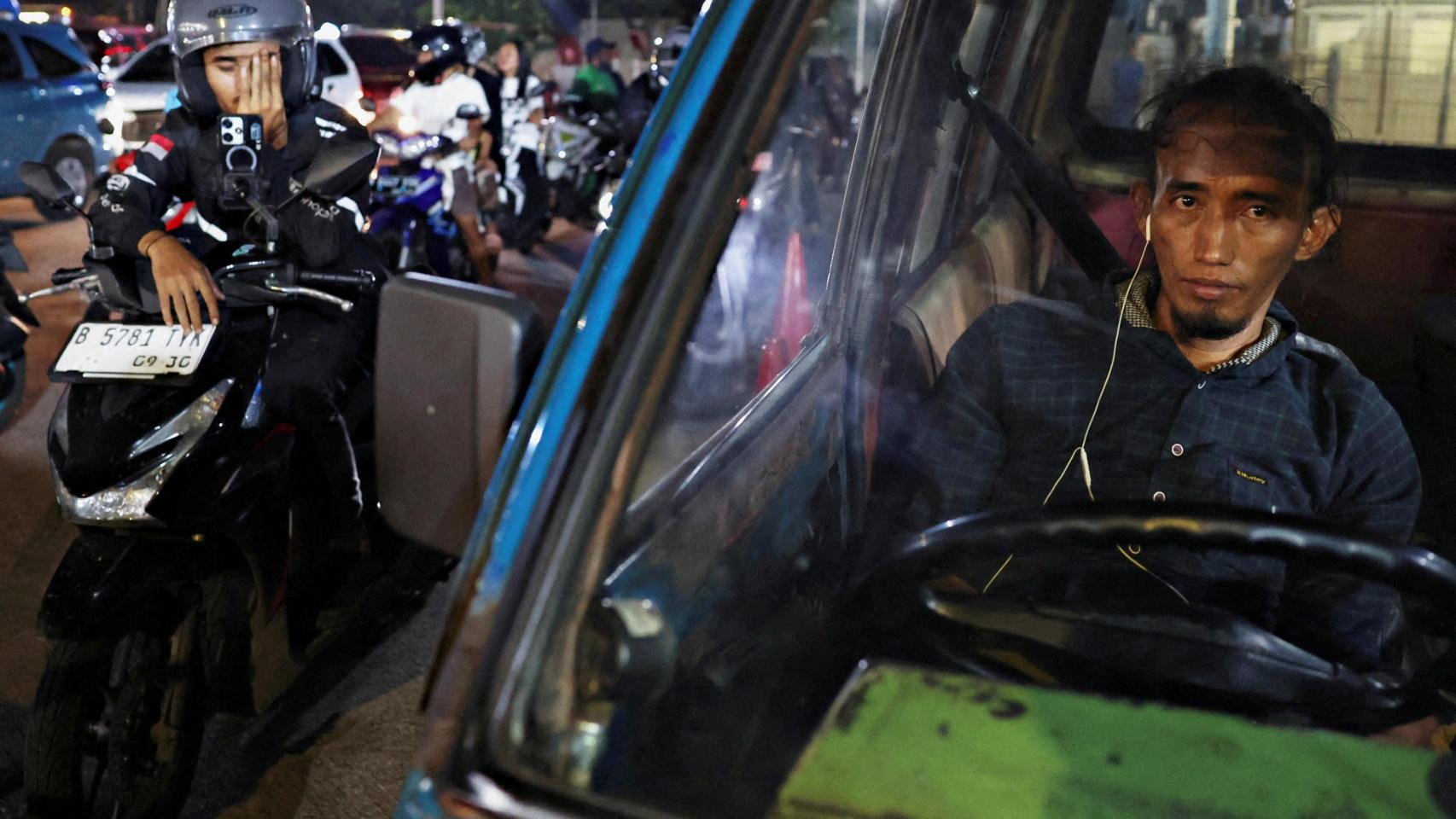 Al menos un muerto tras un terremoto de magnitud 7,4 en las costas de Indonesia que ha generado una alerta de tsunami