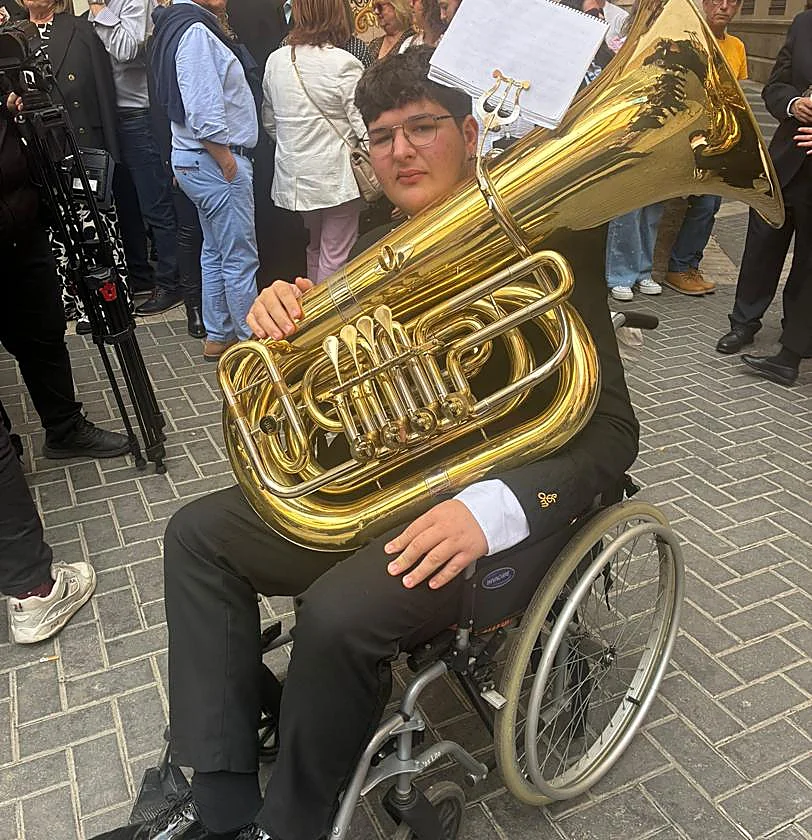 Un joven músico recorre la Semana Santa en silla de ruedas tras ser operado de una uña encarnada