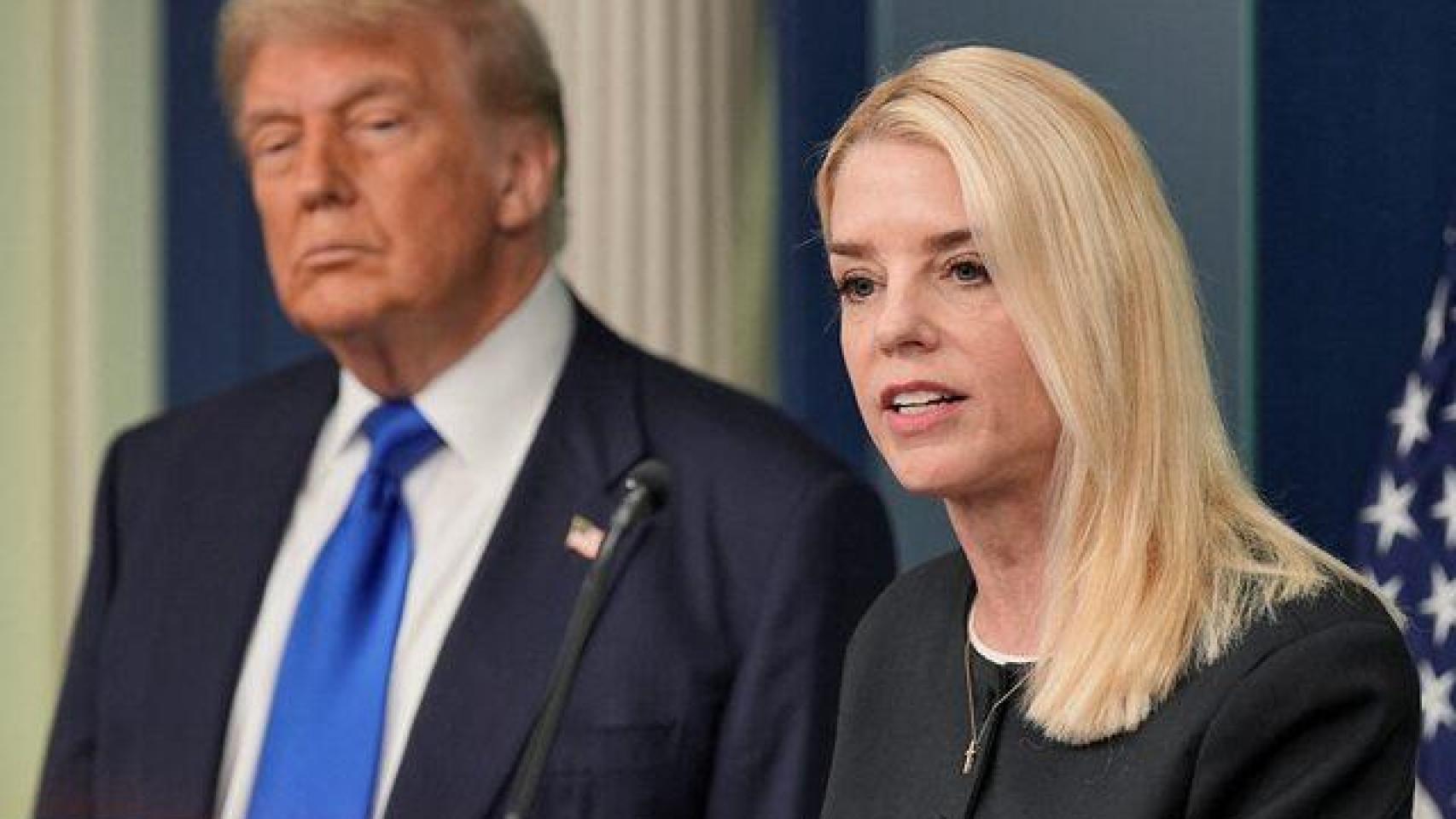Trump destituye a la fiscal general Pam Bondi