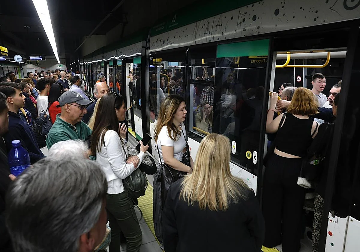 Huelga de metro en el día clave de la Semana Santa de Málaga: trenes llenos y largas esperas