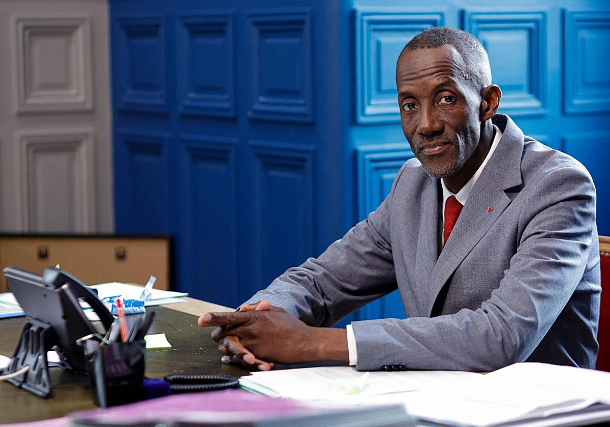 Los insultos a un alcalde negro recién elegido amenazan con extender el racismo en Francia