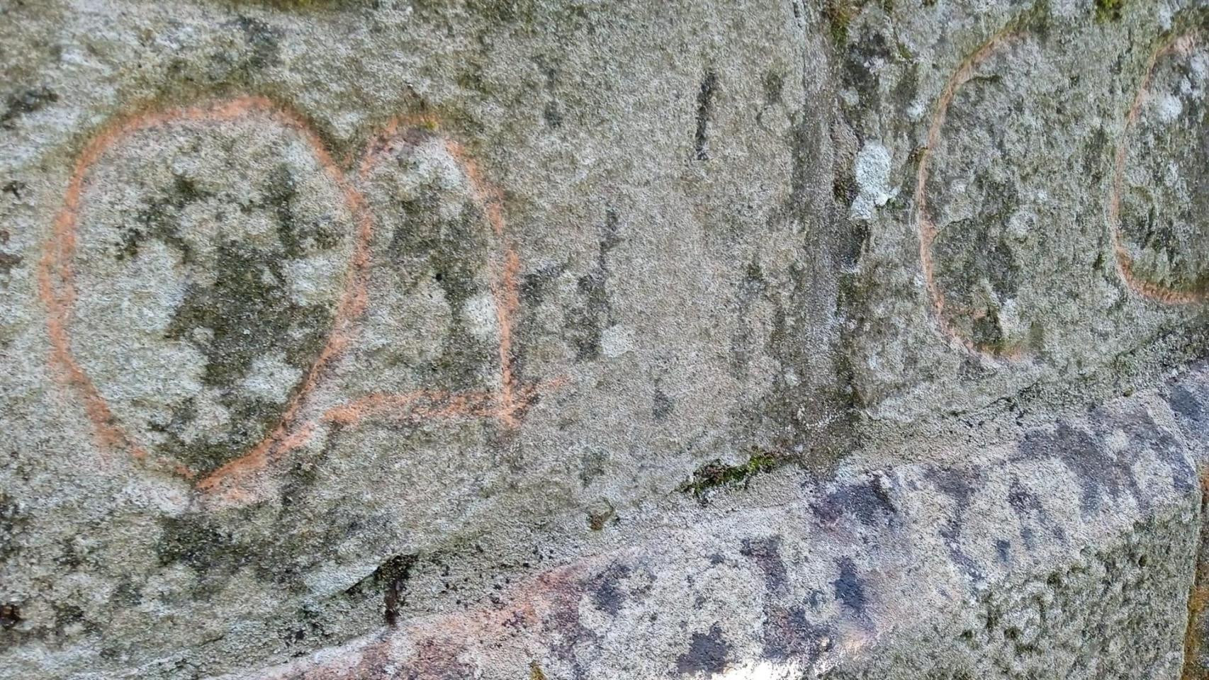 Vandalismo en Pontevedra: aparecen pintadas en el Mosteiro de San Lourenzo de Carboeiro