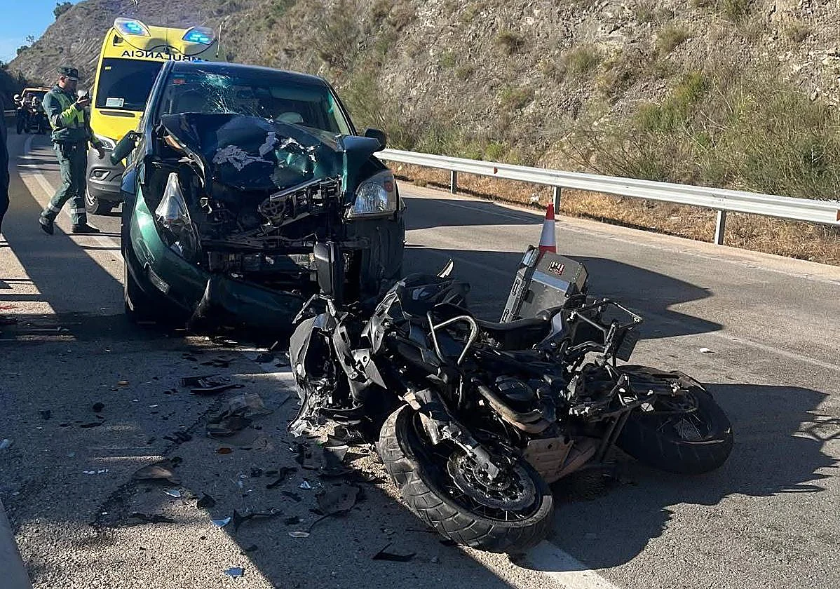 Dos jóvenes heridos graves en un accidente entre dos motocicletas y un turismo en la A-356 en La Viñuela