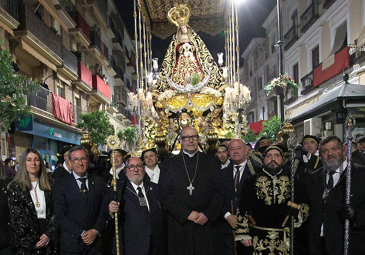 El obispo de Málaga asiste a las procesiones del Jueves Santo en Antequera