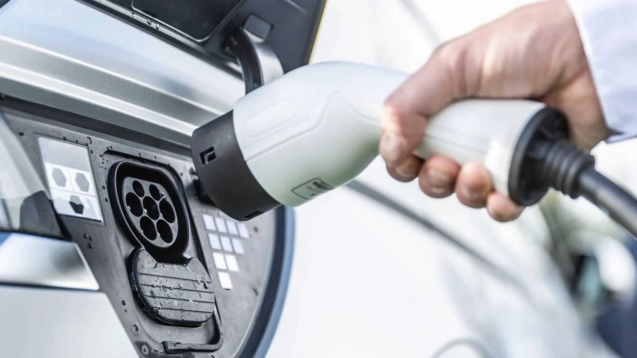 La gran mentira de la carga rápida, por qué tu eléctrico o PHEV no carga como te prometen