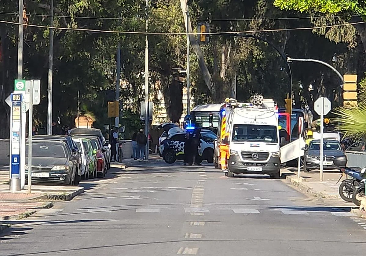Vuelca un coche en calle Bolivia a la altura de los Baños del Carmen de Málaga