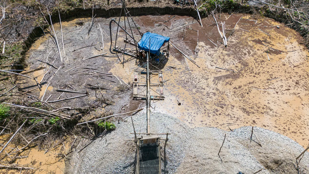 Donde antes había selva, ahora quedan pozos de agua con mercurio: La “fiebre del oro” arrasa con la Amazonía peruana