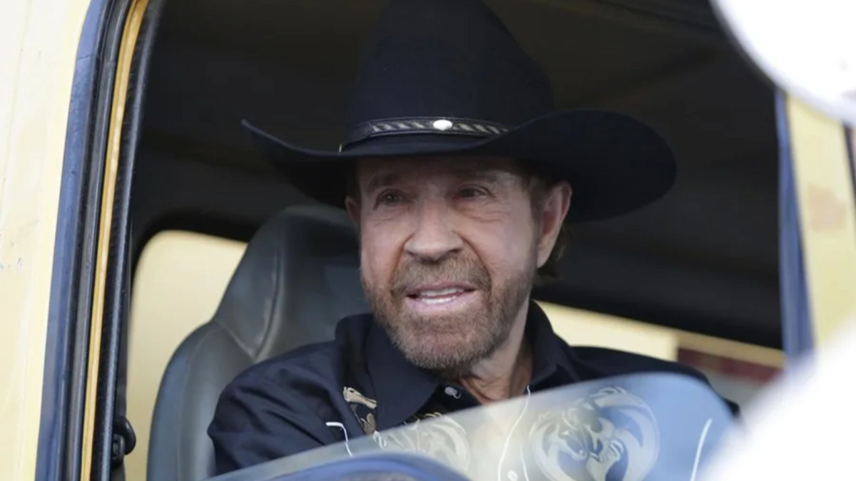 La familia de Chuck Norris pide a los fans no crear imágenes generadas por IA sobre la muerte del actor