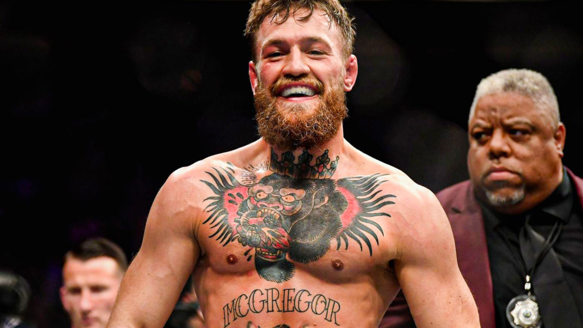 McGregor aparece por sorpresa... ¡Y pelea en una exhibición de boxeo en Irlanda!