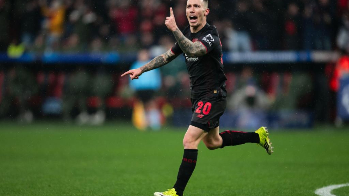 Schick le 'roba' a Grimaldo el primer 'hat-trick' de su carrera en el 'set' del Leverkusen