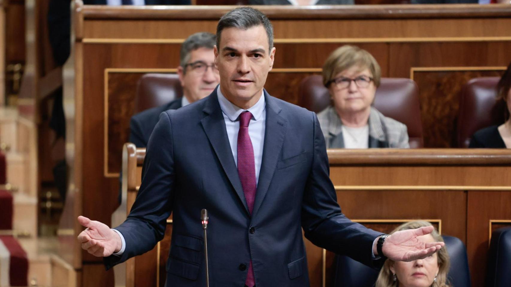 Sánchez busca el marco legal de la UE para recuperar el 'impuestazo' a las energéticas que ya tumbaron Junts y el PNV