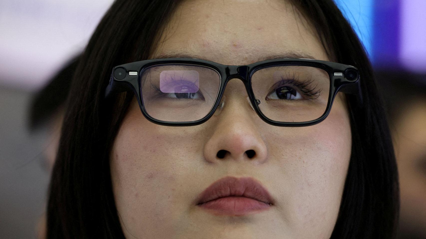 En China ya están alquilando gafas inteligentes para hacer trampas en los exámenes: adiós a los bolis con chuleta