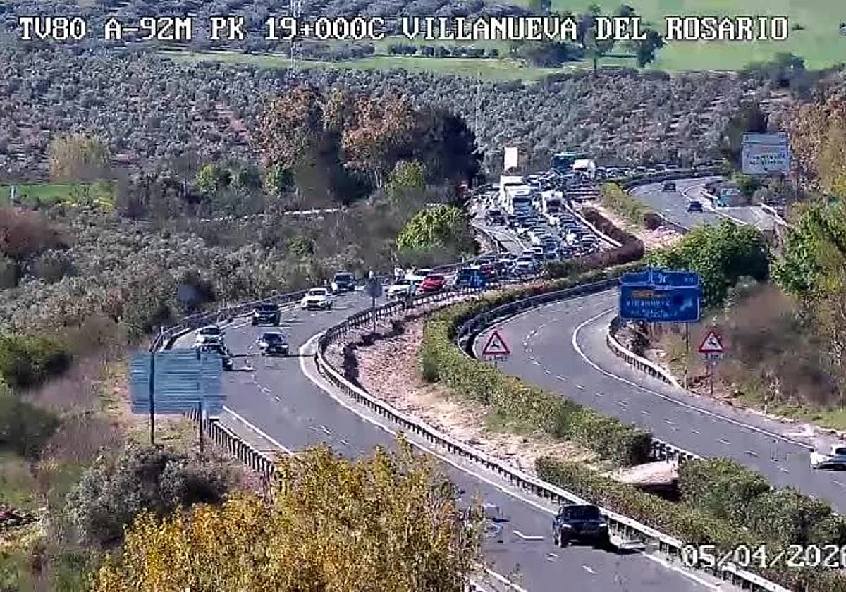 Una colisión contra la mediana y salida de vía de un vehículo deja retenciones en la A92M en Antequera