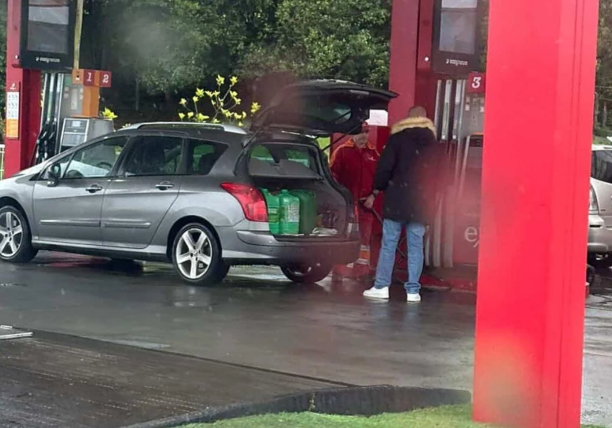 «Colas kilométricas» por conductores franceses que cruzan a Guipúzcoa para llenar el maletero de bidones de gasolina