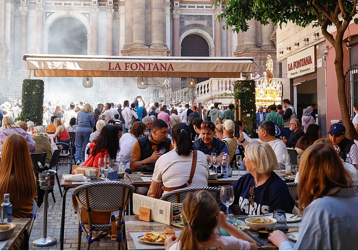 Calles llenas y barras más vacías en Semana Santa