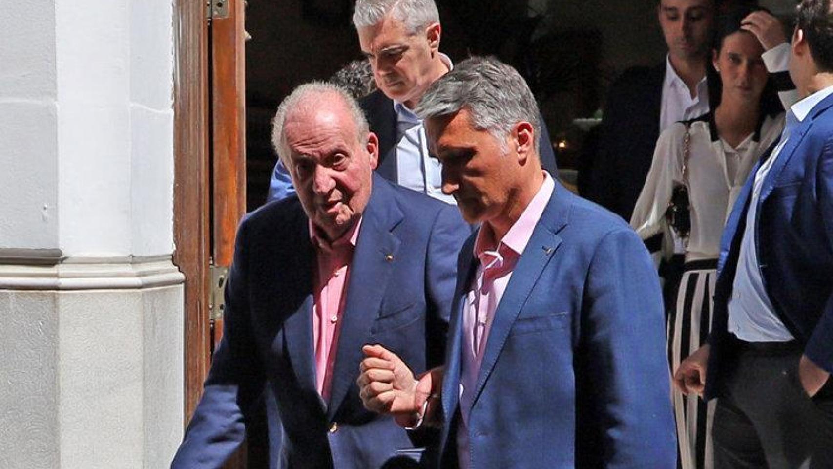 Juan Carlos I acude a la corrida de la Maestranza de Sevilla y apunta que tiene intención de volver a España "cuando pueda"