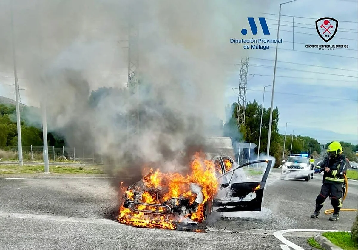 Arde un turismo junto a una gasolinera en Arroyo de la Miel
